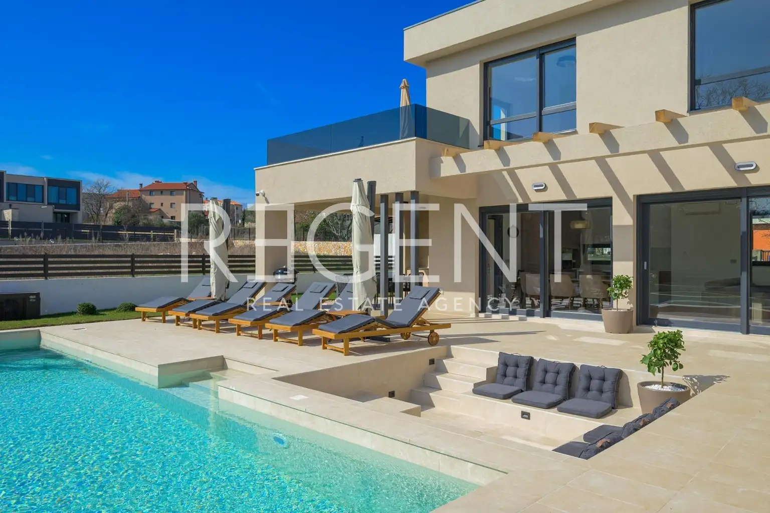 Rovinj- vila s bazenom u modernoj novogradnji