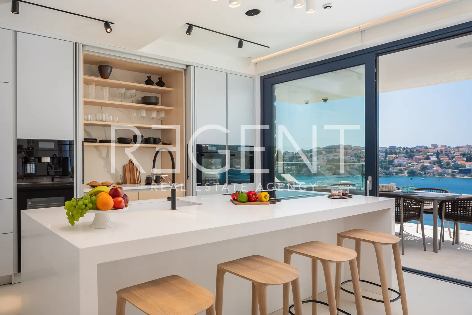 Šibenik, Rogoznica – Moderna vila s panoramskim pogledom na more