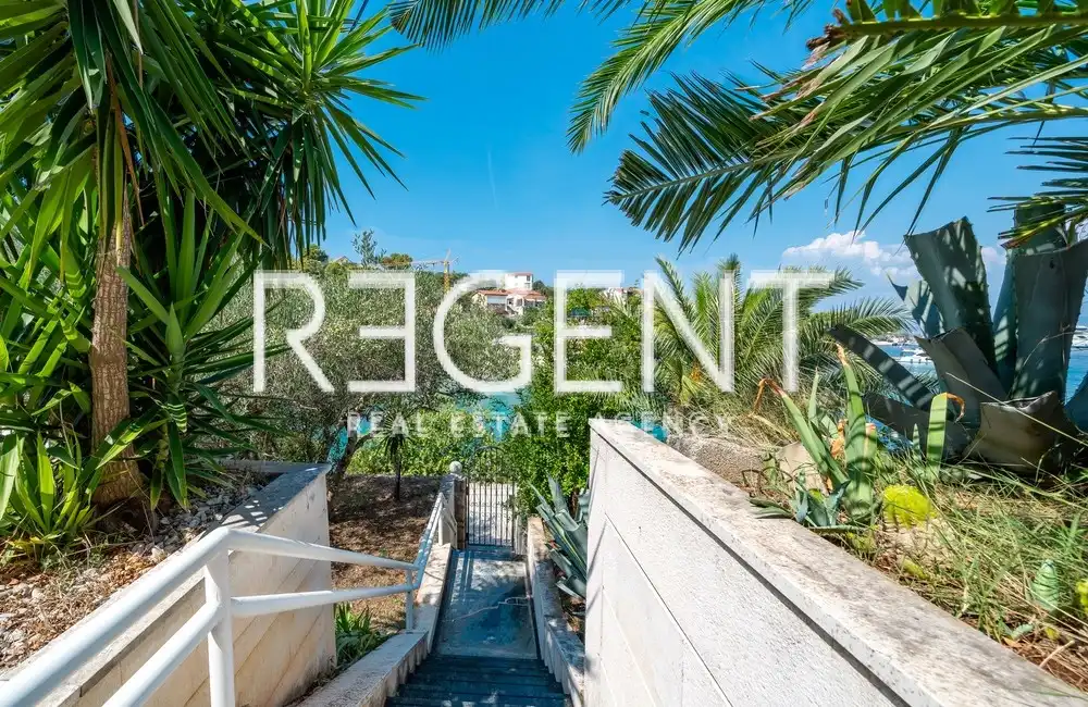 Šolta, Rogač - Mediteranska vila prvi red uz more 264 m2 ekskluzivna prodaja