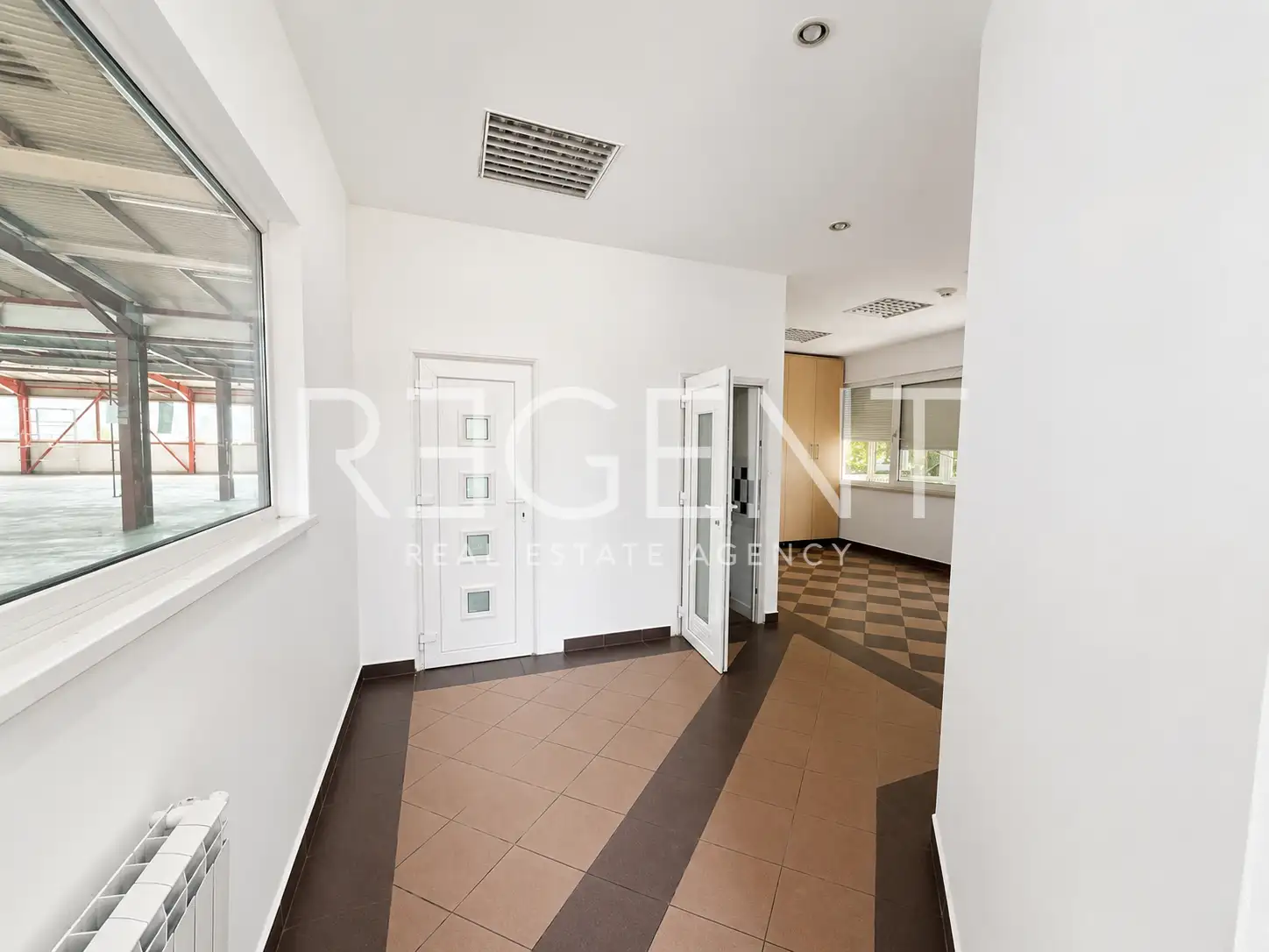 Facility 1,100 m² for rent, Buzin — office spaces, parking