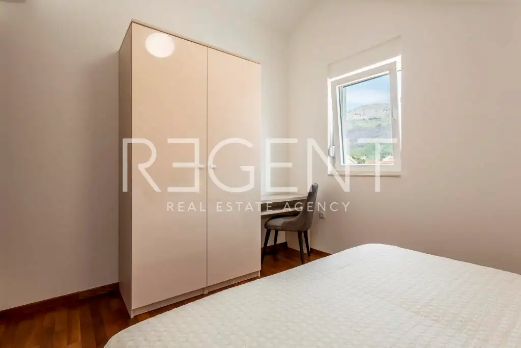 Podstrana - Trojizbový byt s terasou