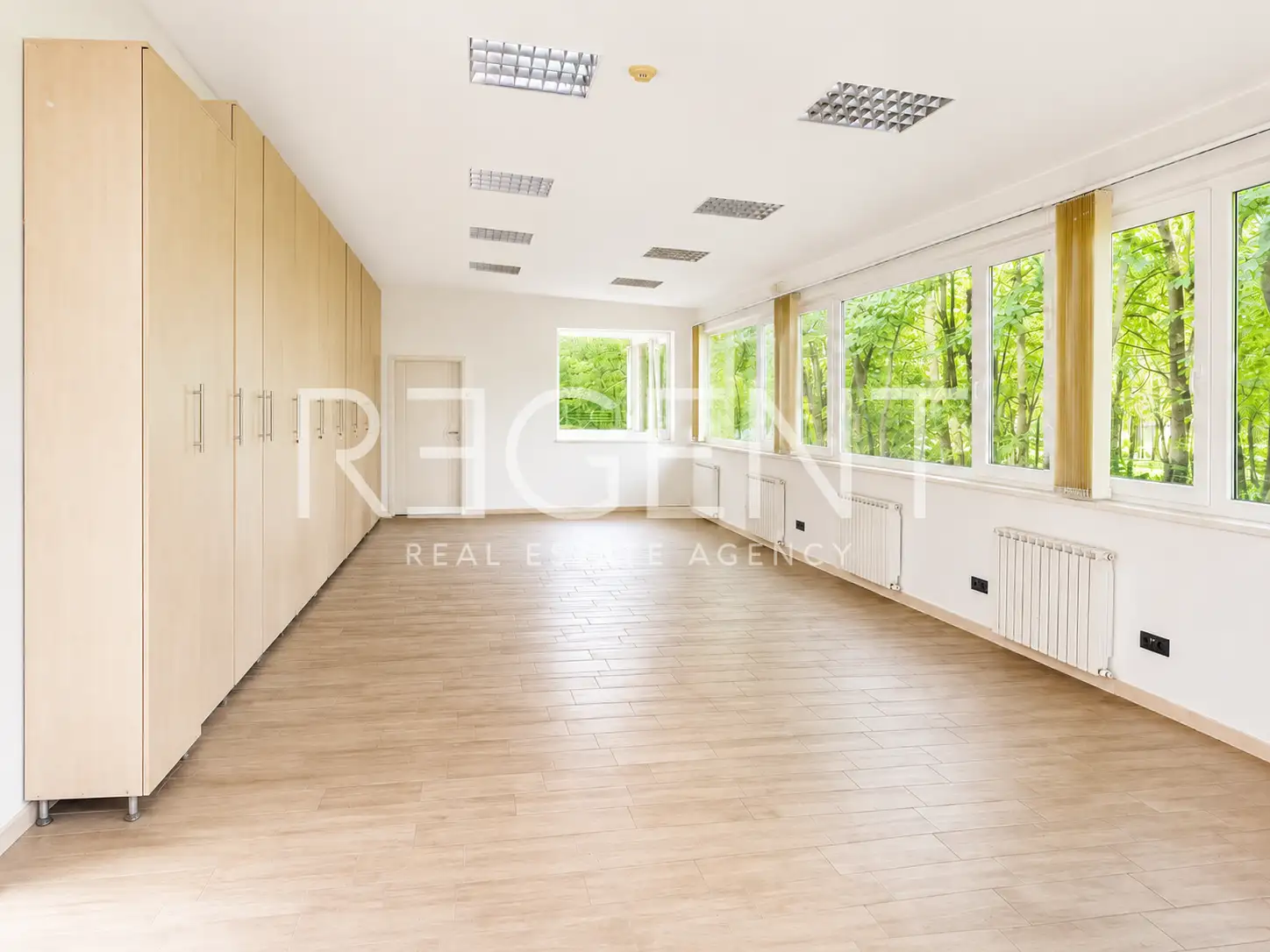 Facility 1,100 m² for rent, Buzin — office spaces, parking