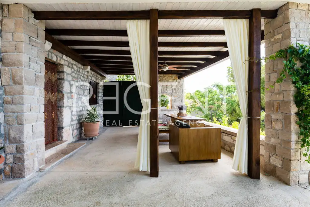 Brač, Murvica - Kamenný dům se čtyřmi apartmány