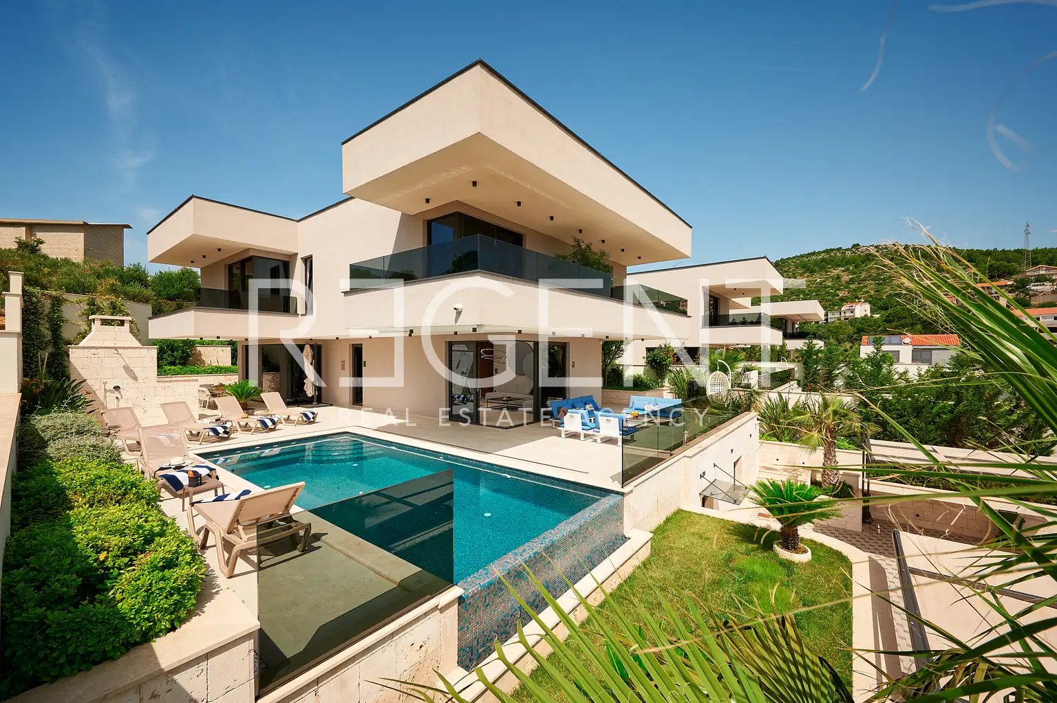 Trogir, Marina - Vila 400 m², 4 pokoje, bazén 30 m², 150 m od moře