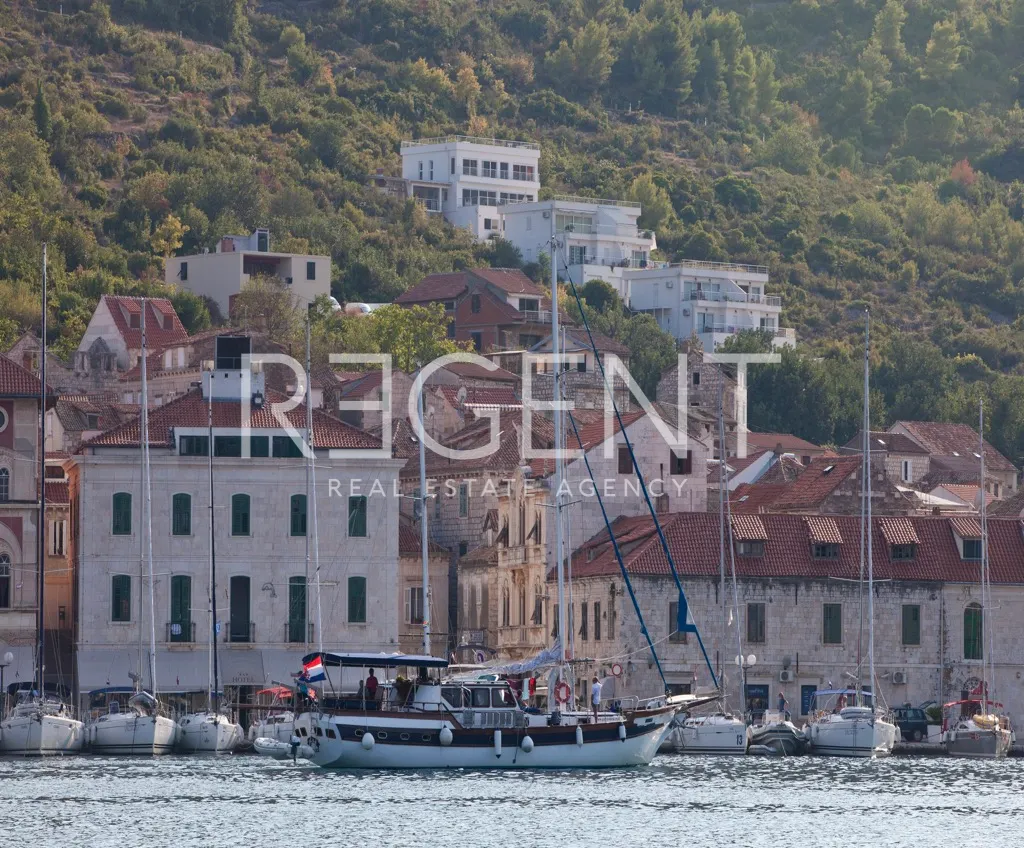 Vis – Prekrasna vila s pogledom na more 300 m2