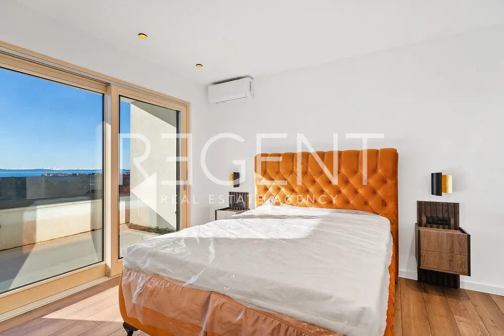 Split, Strožanac - Moderní vila s výhledem na moře, bazénem a pomocnou budovou 50 m2