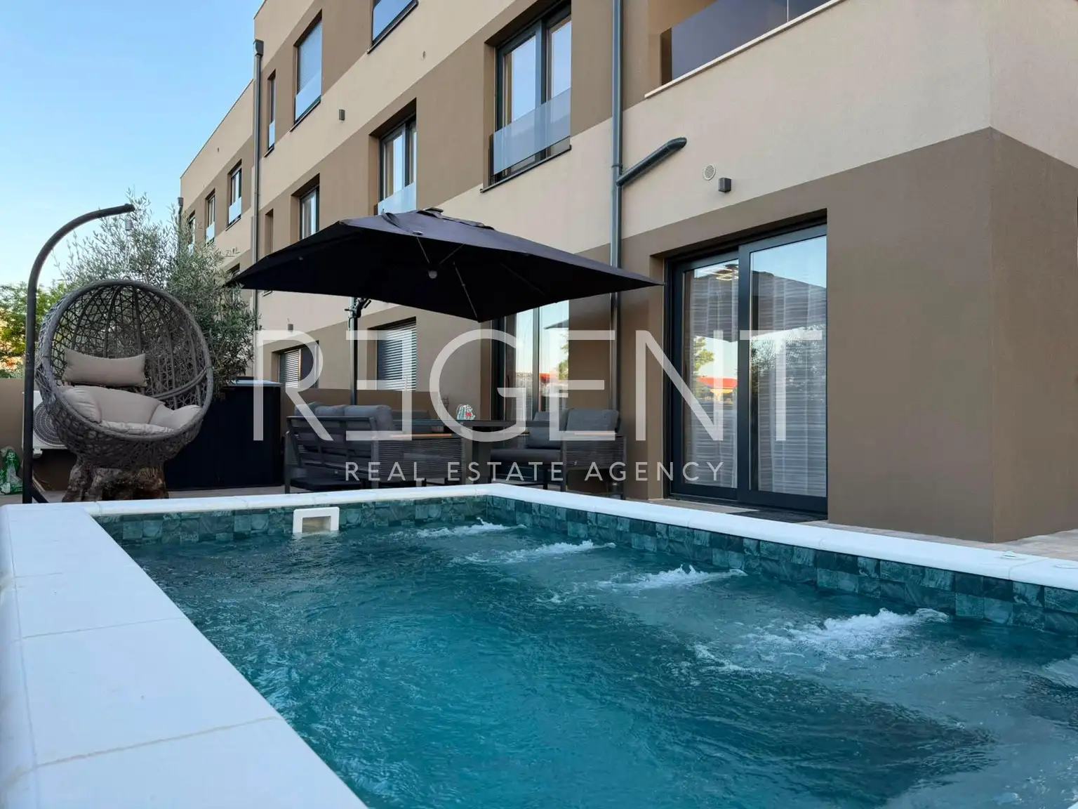 Privlaka, Sabunike — dvosoban stan 139 m2, bazen, vrt, parking mjesto