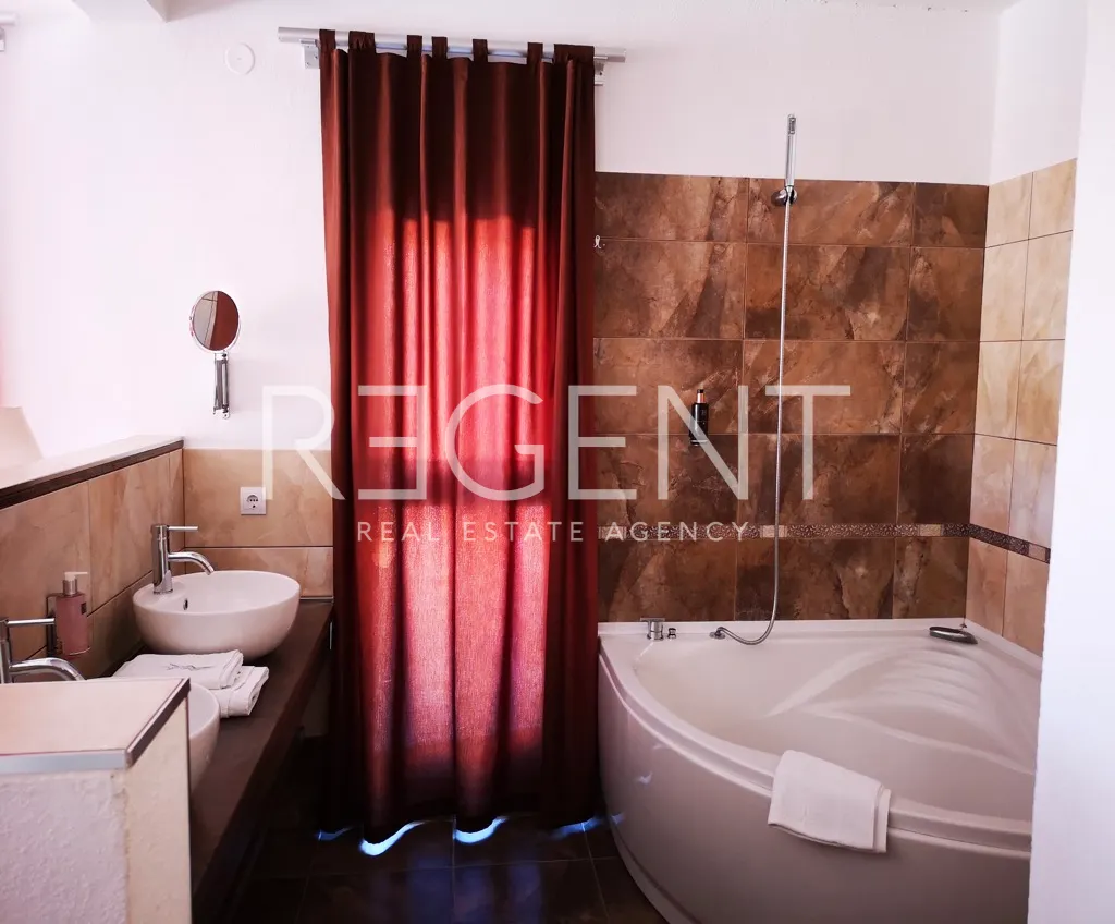 Vis – Prekrasna vila s pogledom na more 300 m2