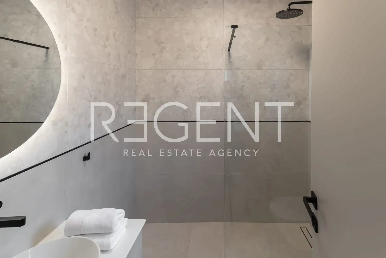 Podstrana - Moderná luxusná vila s bazénom a strešnou terasou