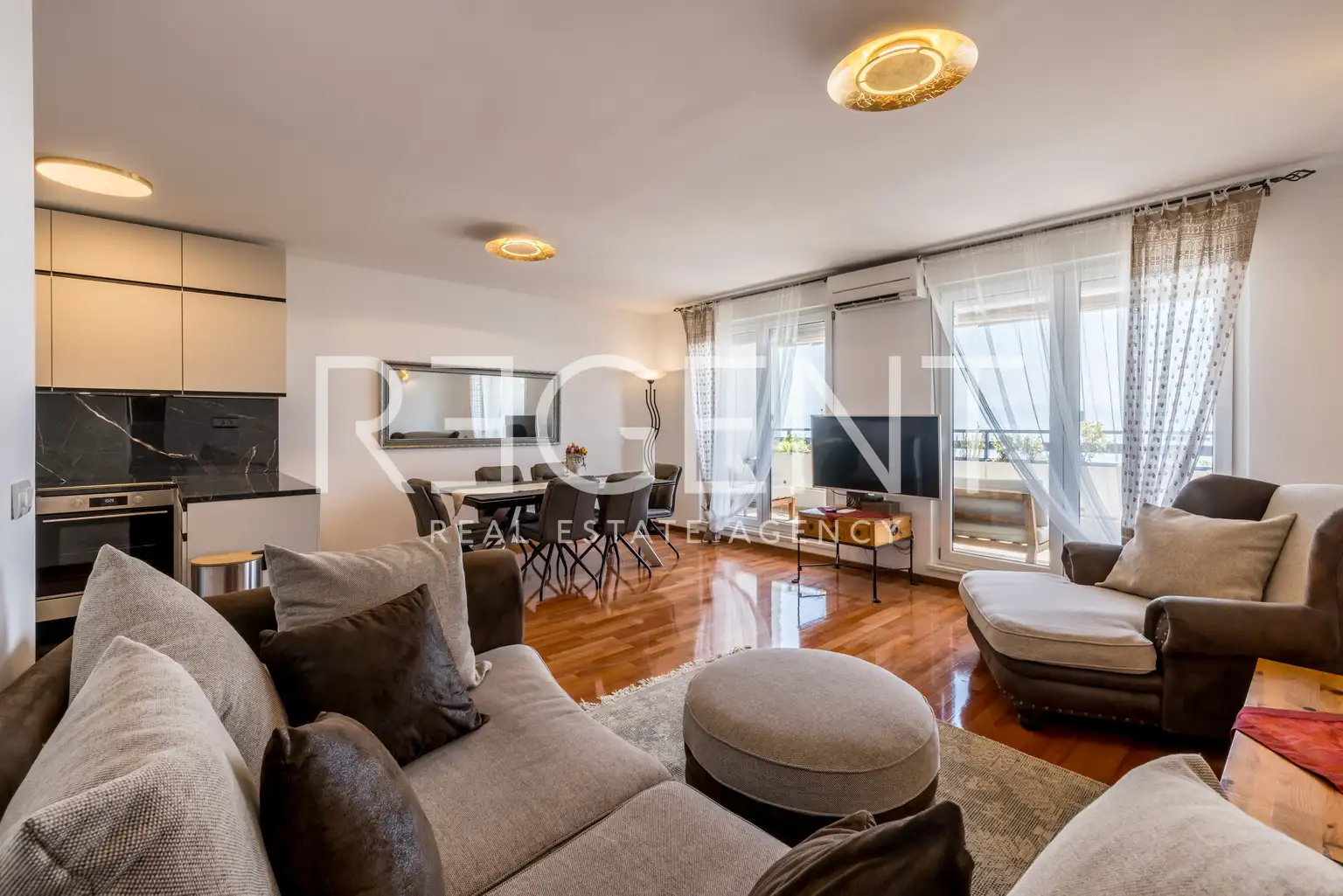 Spalato, Žnjan - Appartamento trilocale con loggia e vista mare