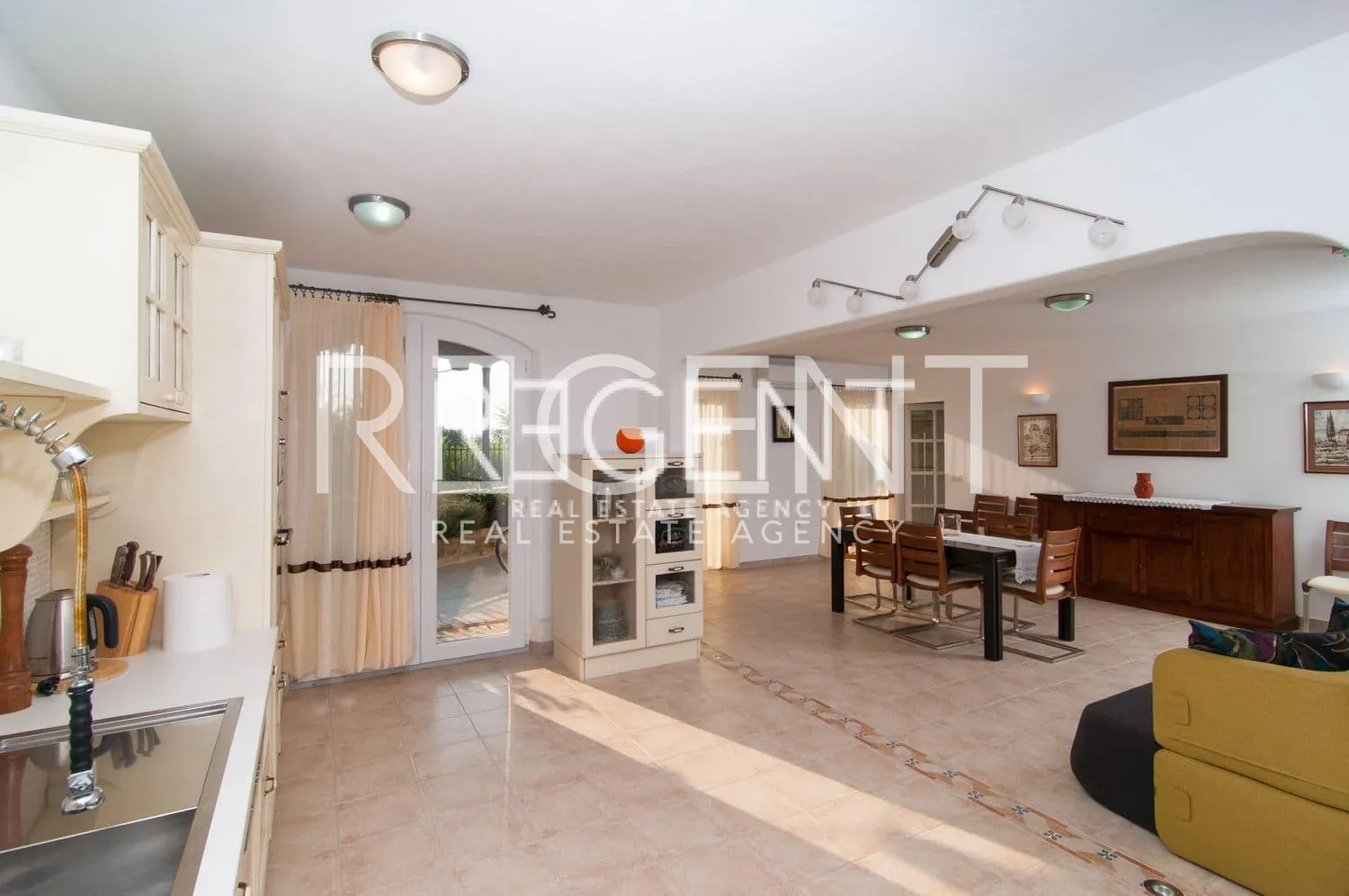 Brač, Mirca - kamenná vila s výhledem na moře, 300m2