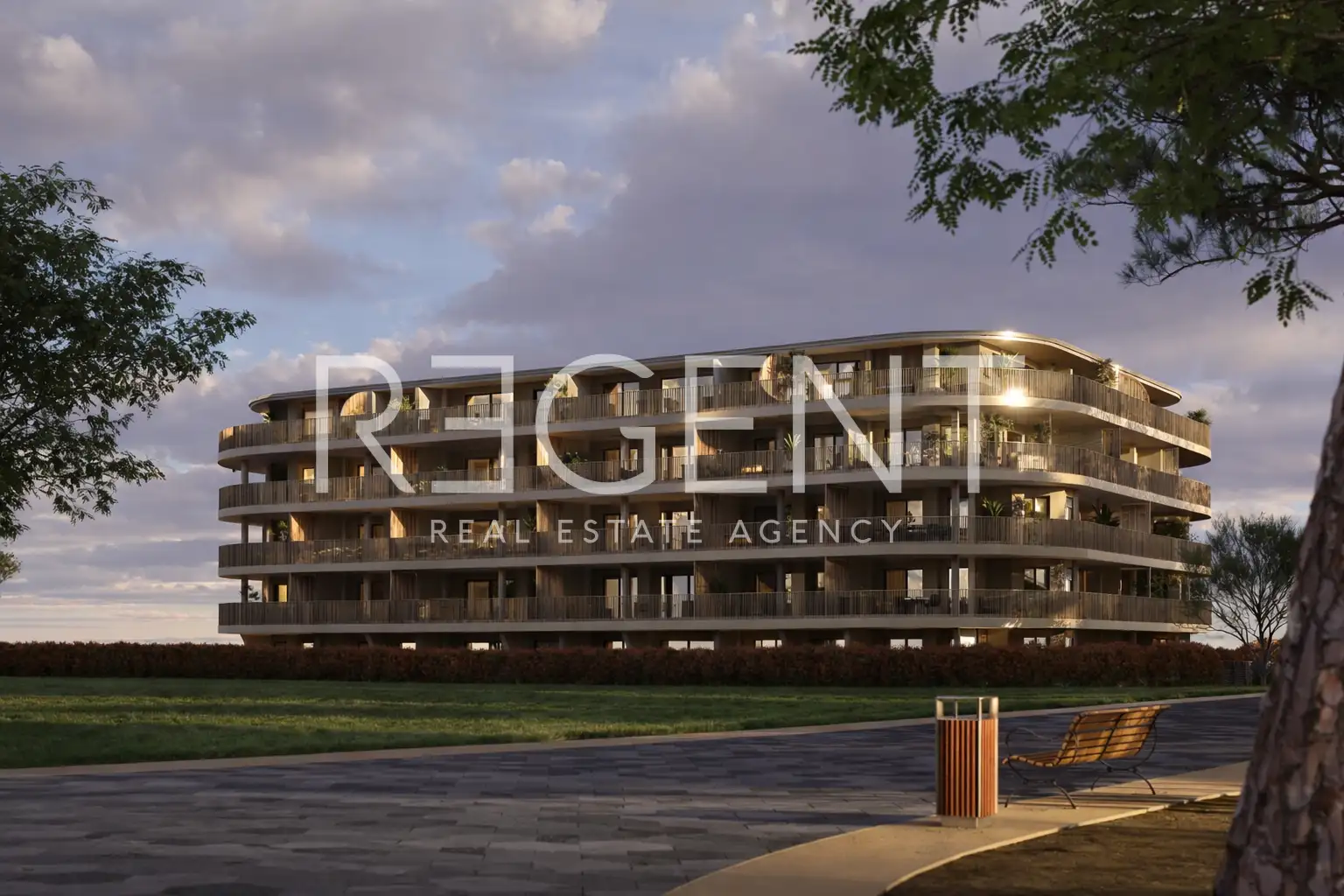 Umag - trosoban stan s velikom loggiom i balkonom