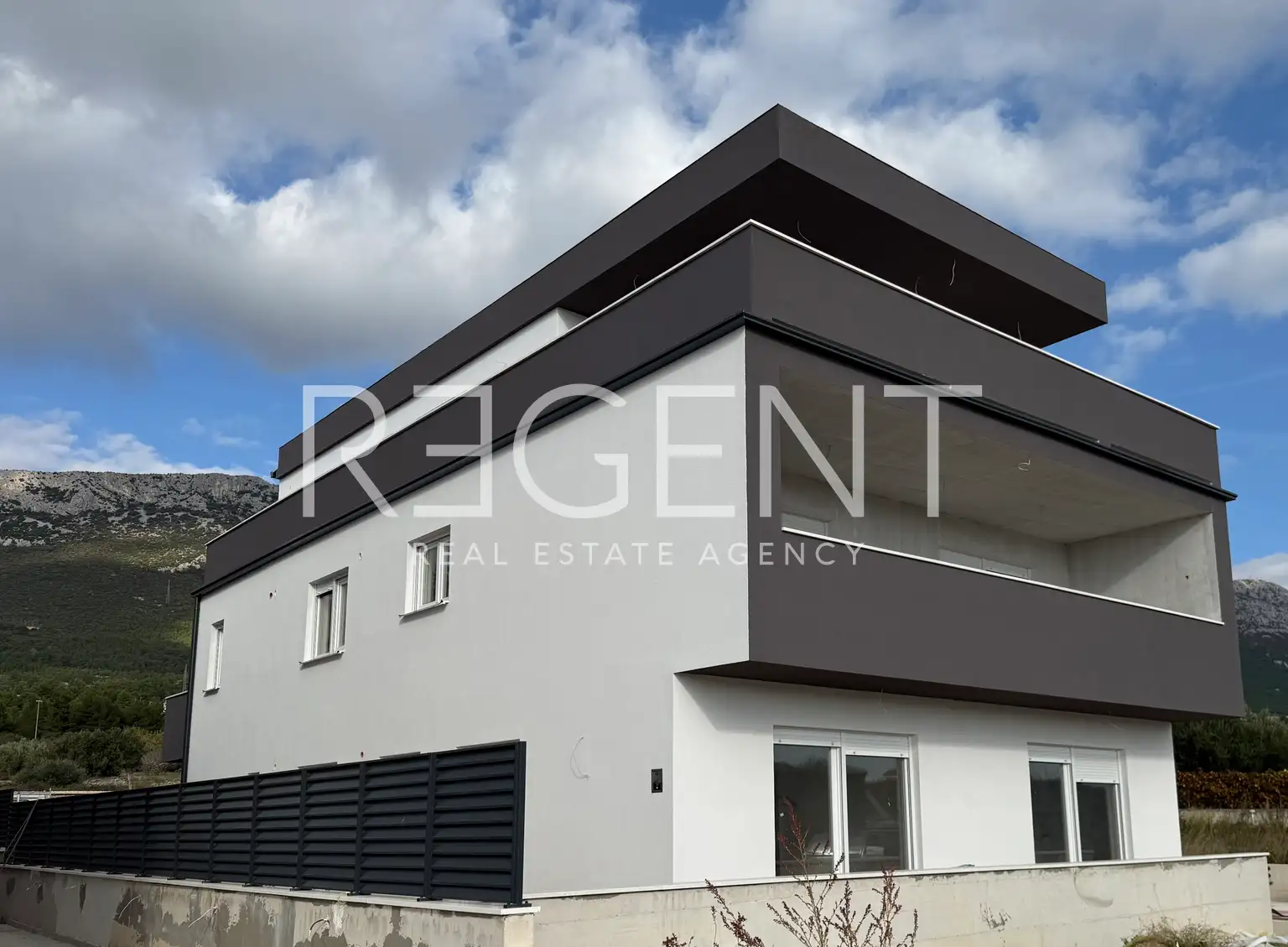 Kaštel Sućurac - Two-bedroom apartment with a spacious terrace in a peaceful environment