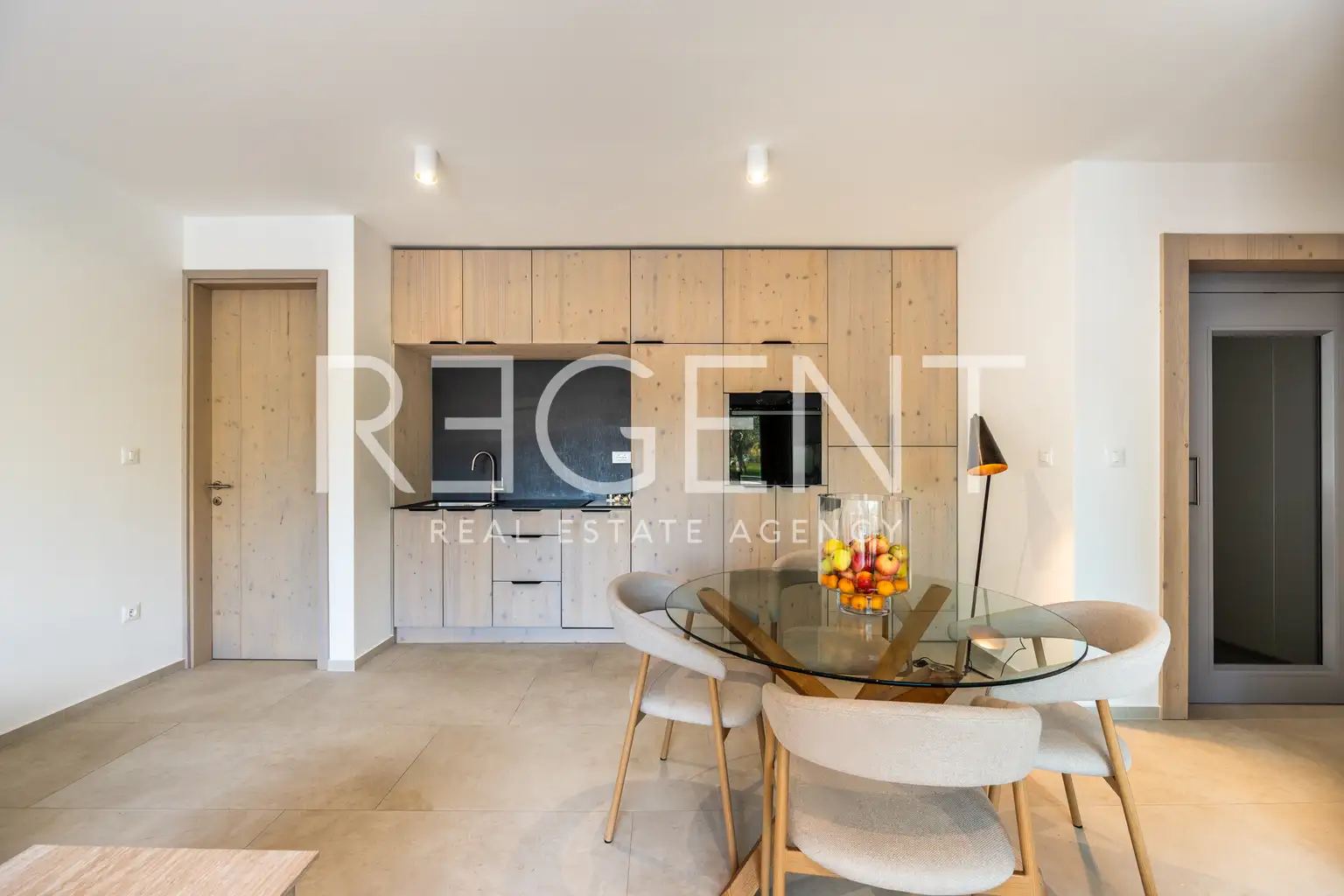 Ravna Gora, kuća 146 m² — 2 stana, privatni lift, bazen