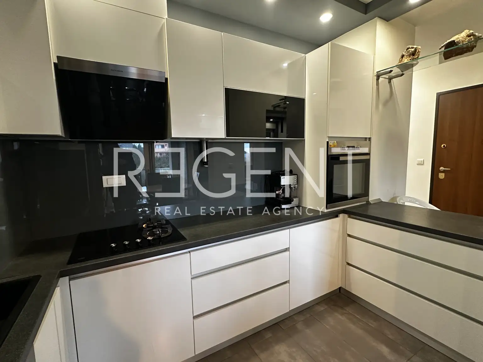 Split, Žnjan - Dvosoban stan 76 m2, prvi red do mora