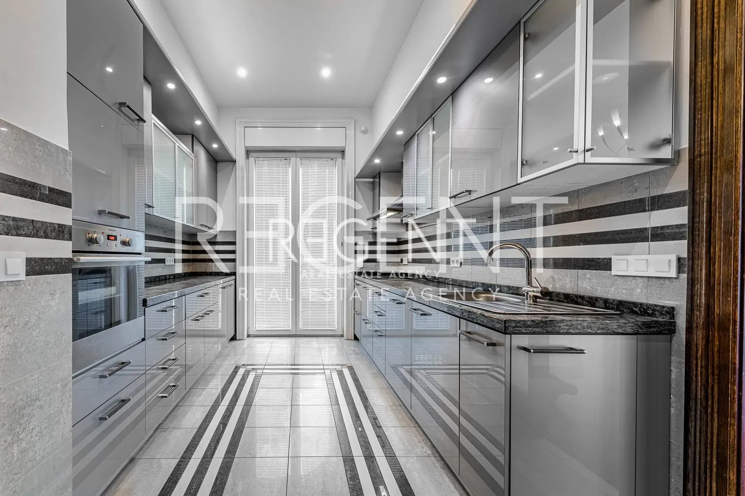 Záhřeb, Tuškanac - Luxusní byt se zahradou 250 m2, pronájem
