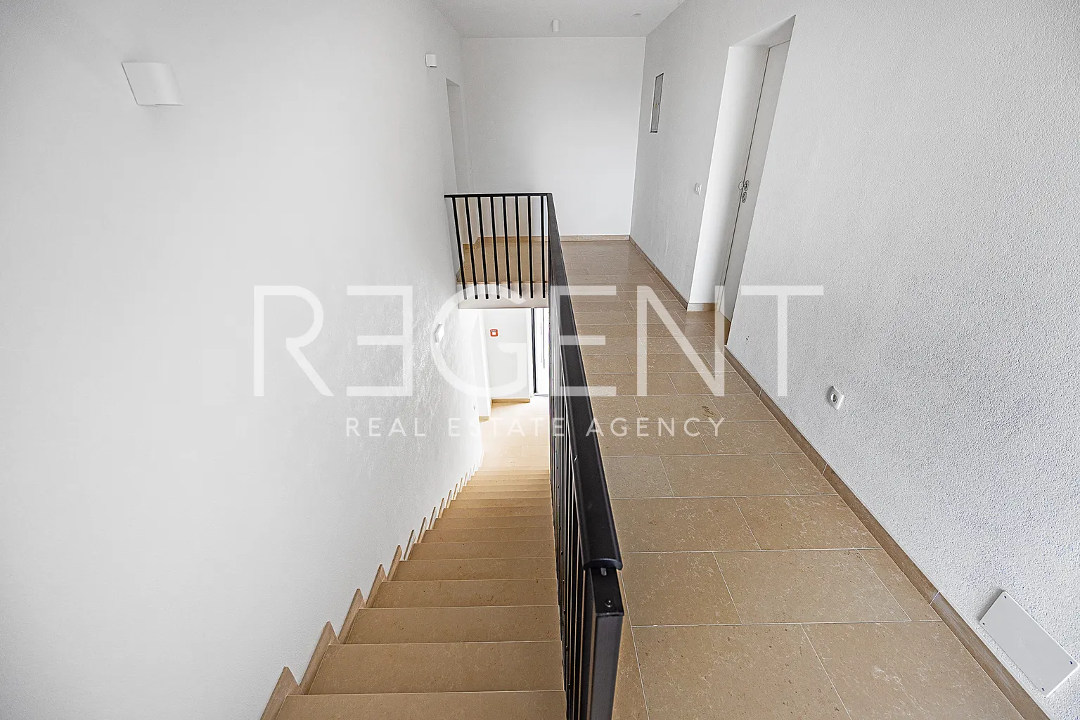 Istra, Tar - Ekskluzivan penthouse s krovnom terasom u novogradnji 130 m2