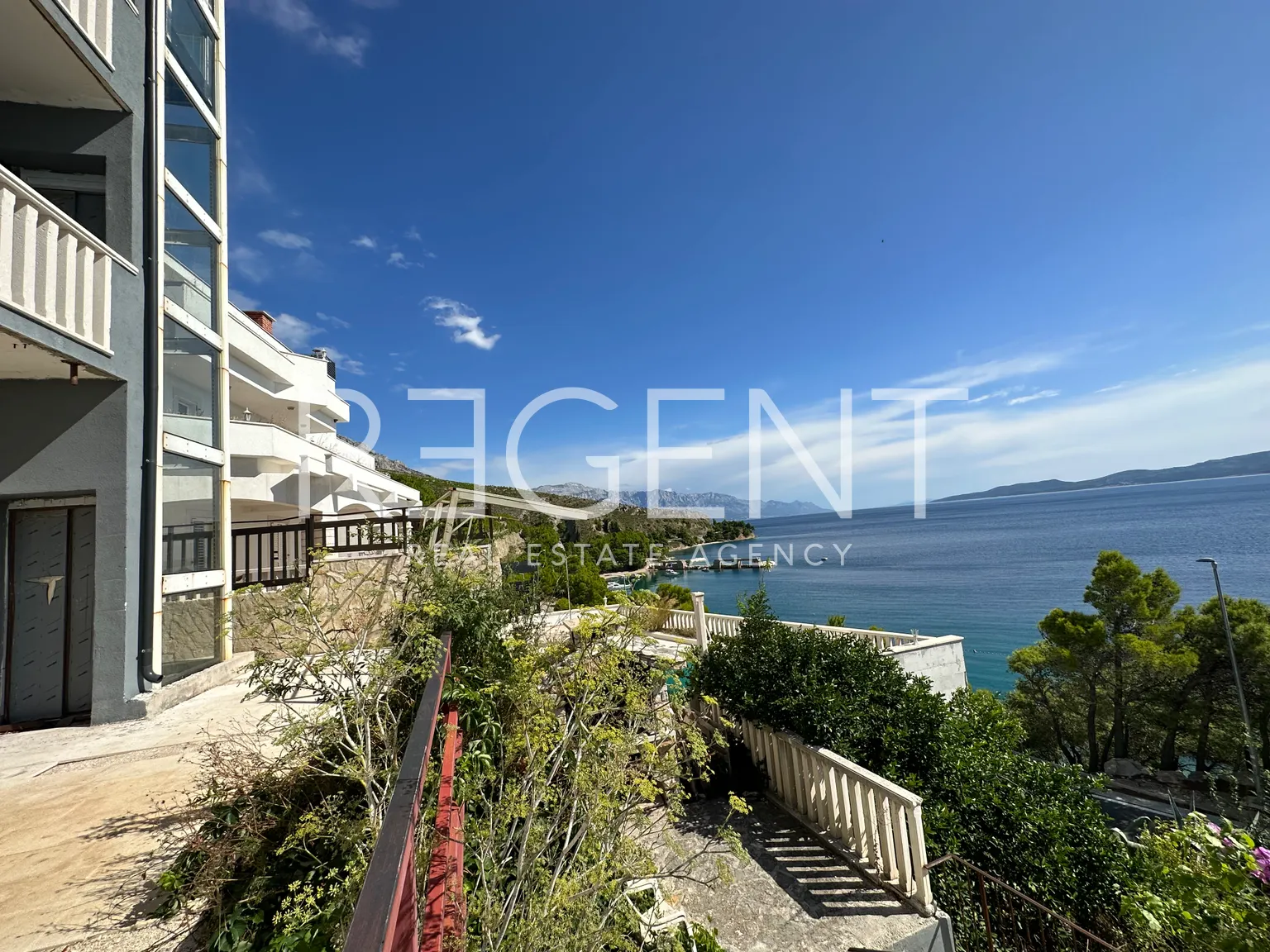 Omiš, Lokva Rogoznica - Stan prvi red uz more 41 m2