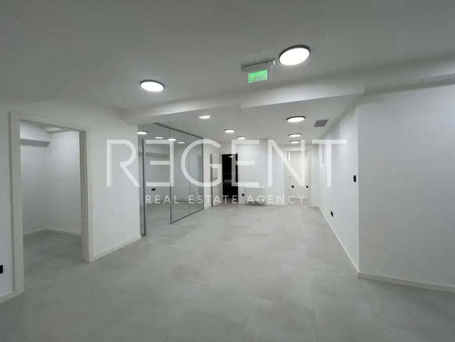 Zagabria, Trešnjevka - ampio locale commerciale su due livelli con parcheggio