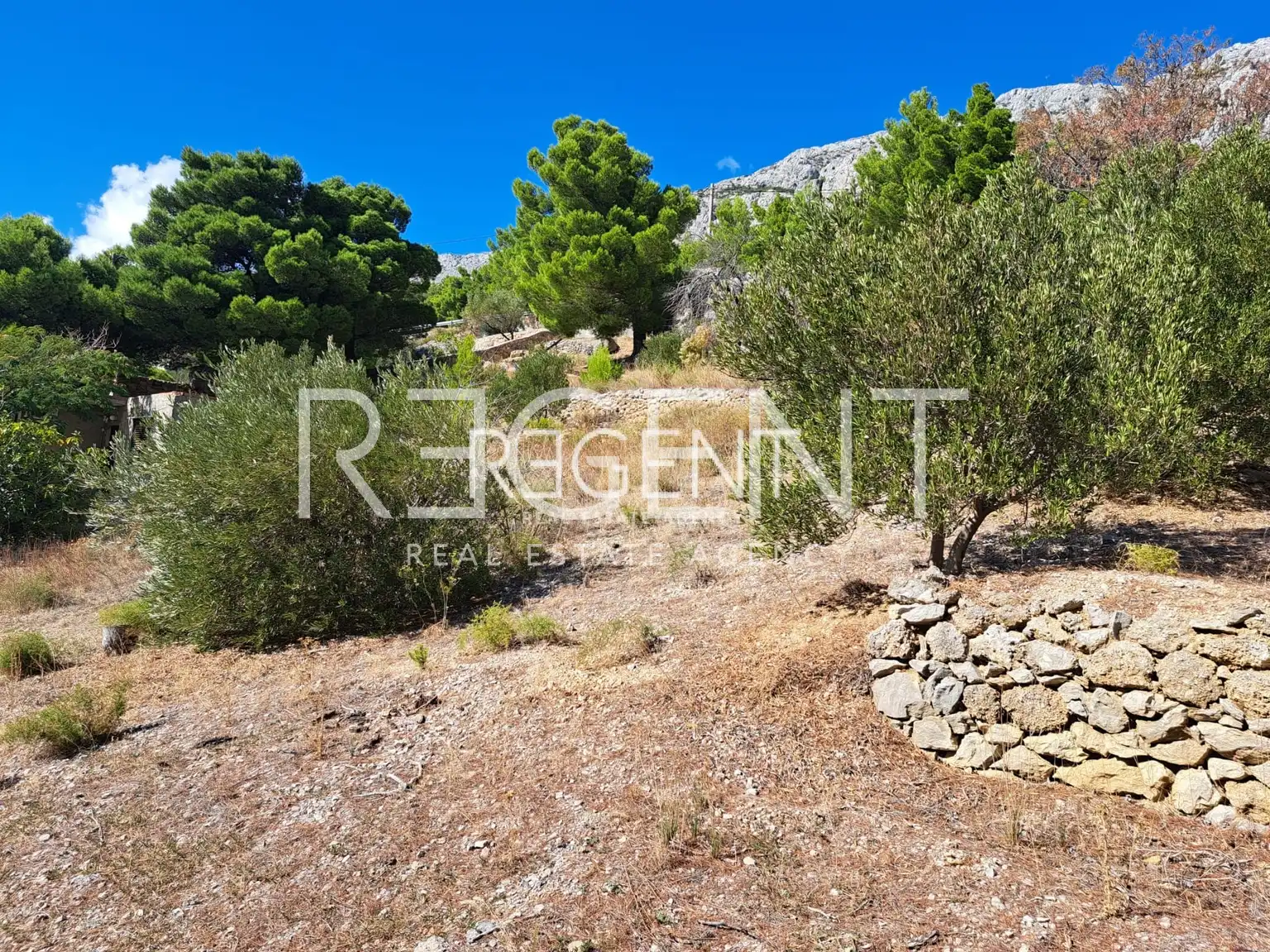 Omiš, Marušići - Ekskluzivno zemljište prvi red do mora, 4100m2