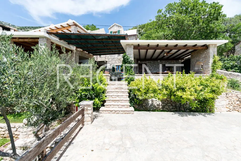 Brač, Murvica - Kamenný dům se čtyřmi apartmány