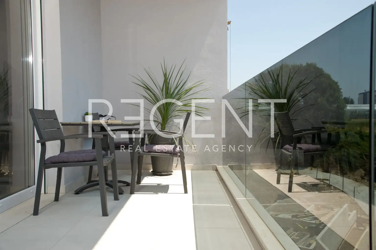 Split, Žnjan -  dvosoban s balkonom, drugi red od mora