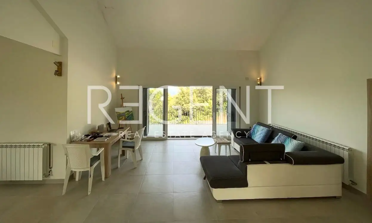 Hvar, Vrbanj – Prostrana kamena kuća s apartmanom