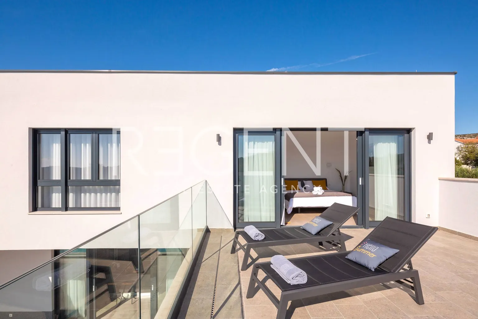 Otok Brač, Milna – Novoizgrađena luksuzna vila od 370m2 s velikim hidromasažnim bazenom