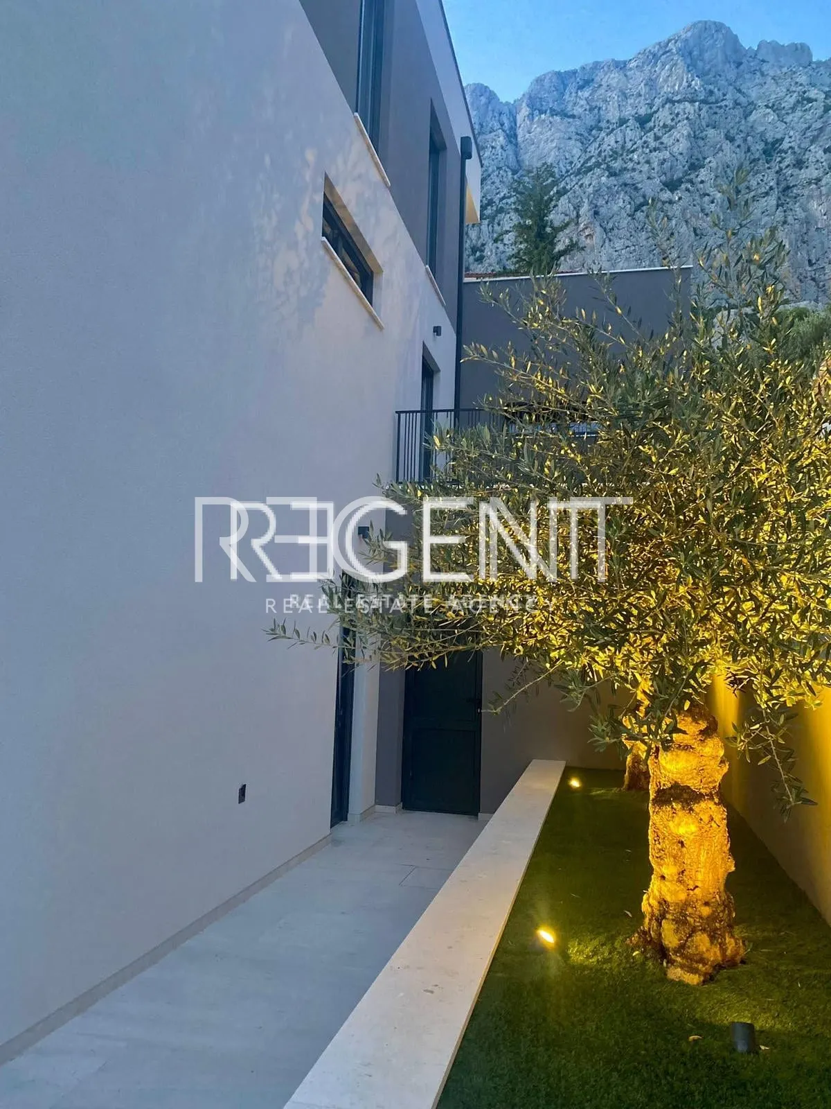 Makarska - Luxurious villa with three residential units