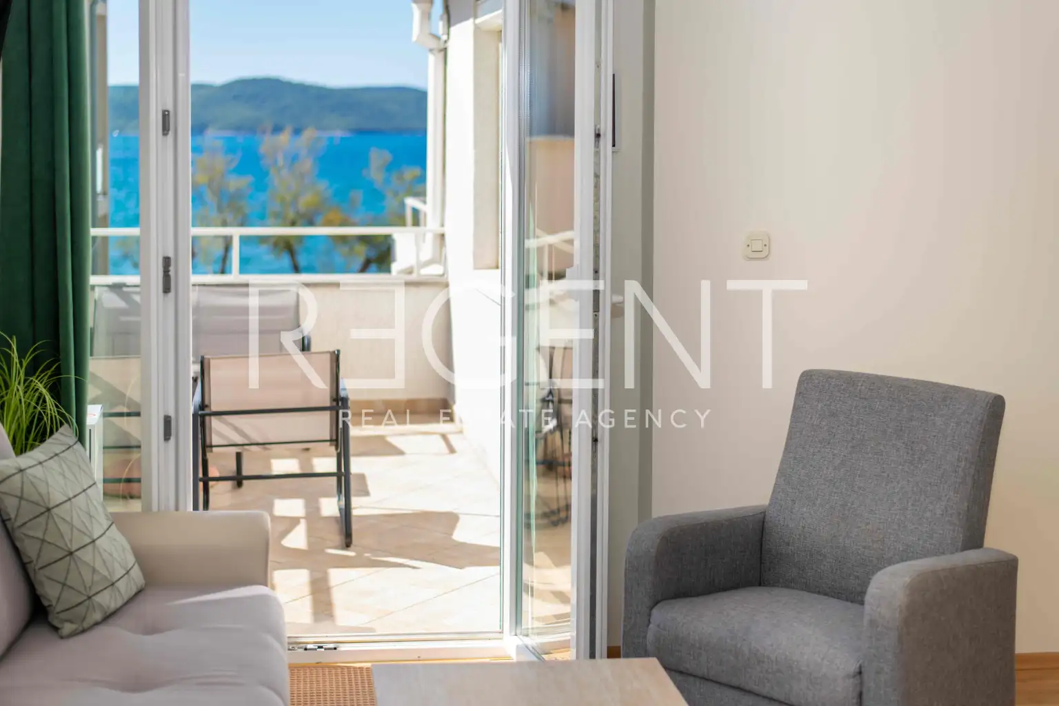 Villa 472 m², Brodarica — en première ligne de mer, 3 appartements