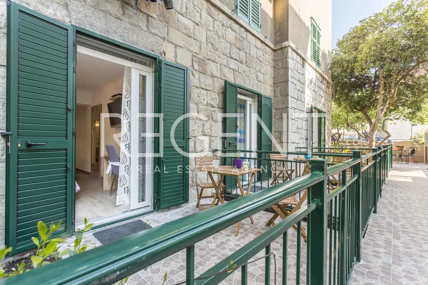 Split, Bačvice - Stan s 3 apartmanske jedinice i prostranim vrtom