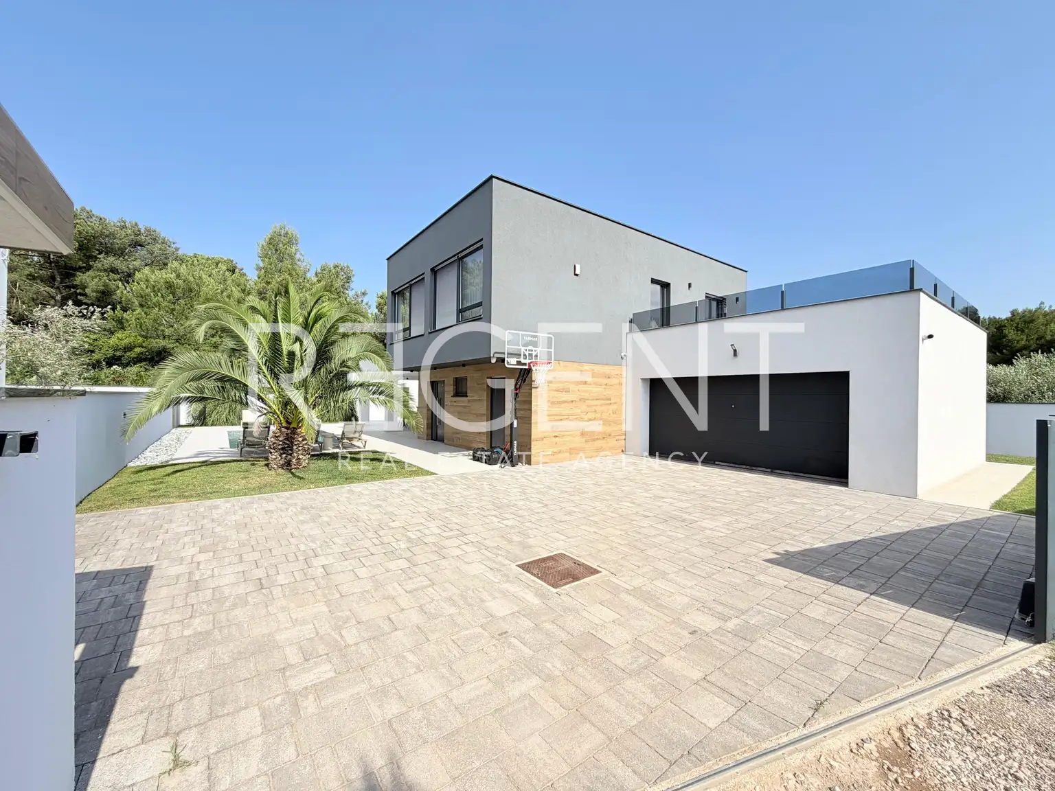 Vila 200 m², Pula — 3 spavaće sobe, grijani bazen, garaža, sauna