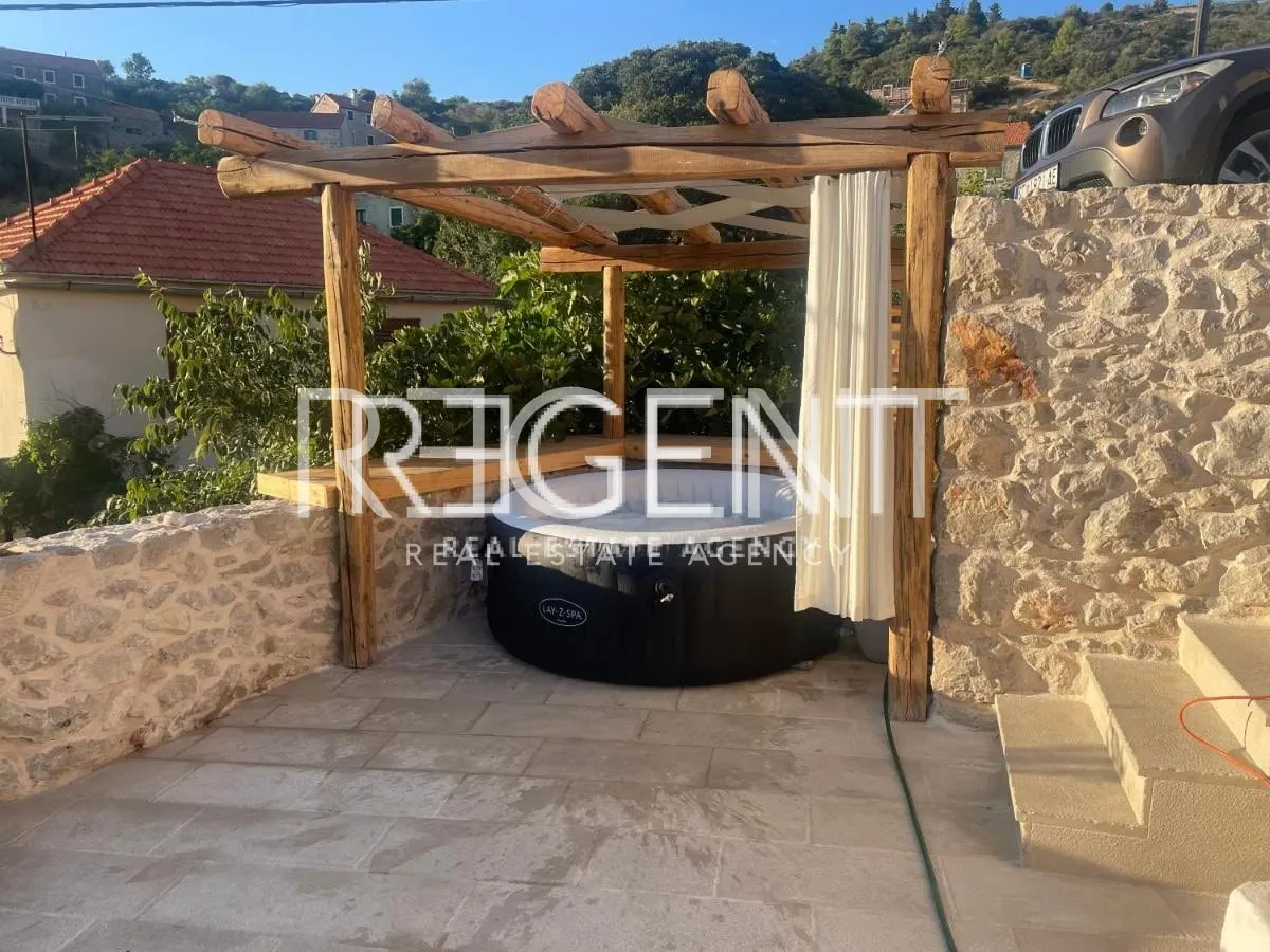 Hvar - Kamena kuća modernog dizajna 70m2