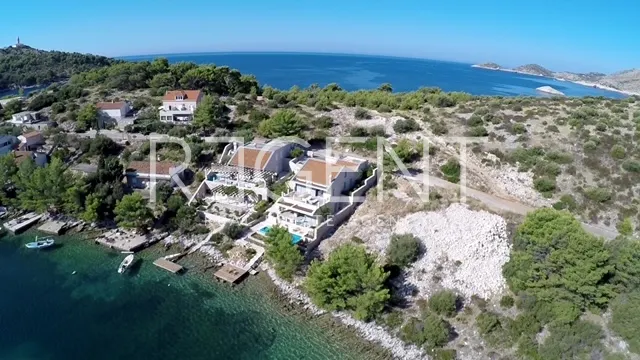 Lastovo - Građevinsko zemljište prvi red uz more