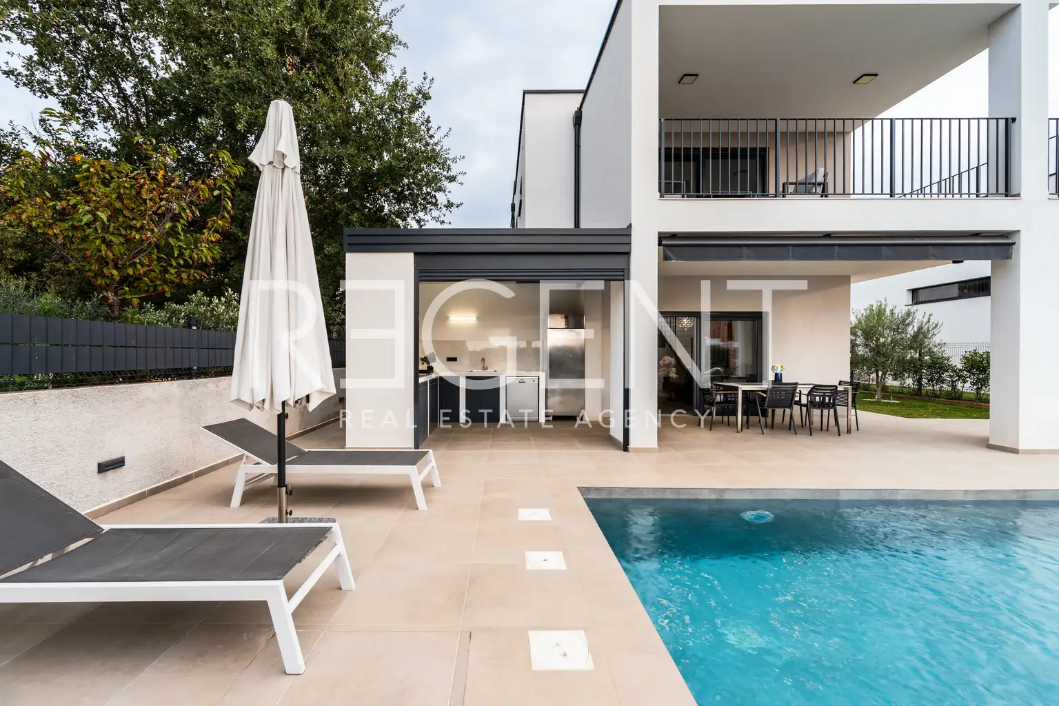 Poreč, okolica - vila 140m² s bazenom i jacuzzijem, useljiva