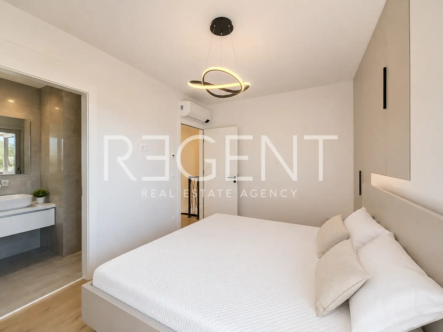 Dvoetažni stan 140 m², Brodarica, Šibenik- 3SS, krovna terasa, garaža