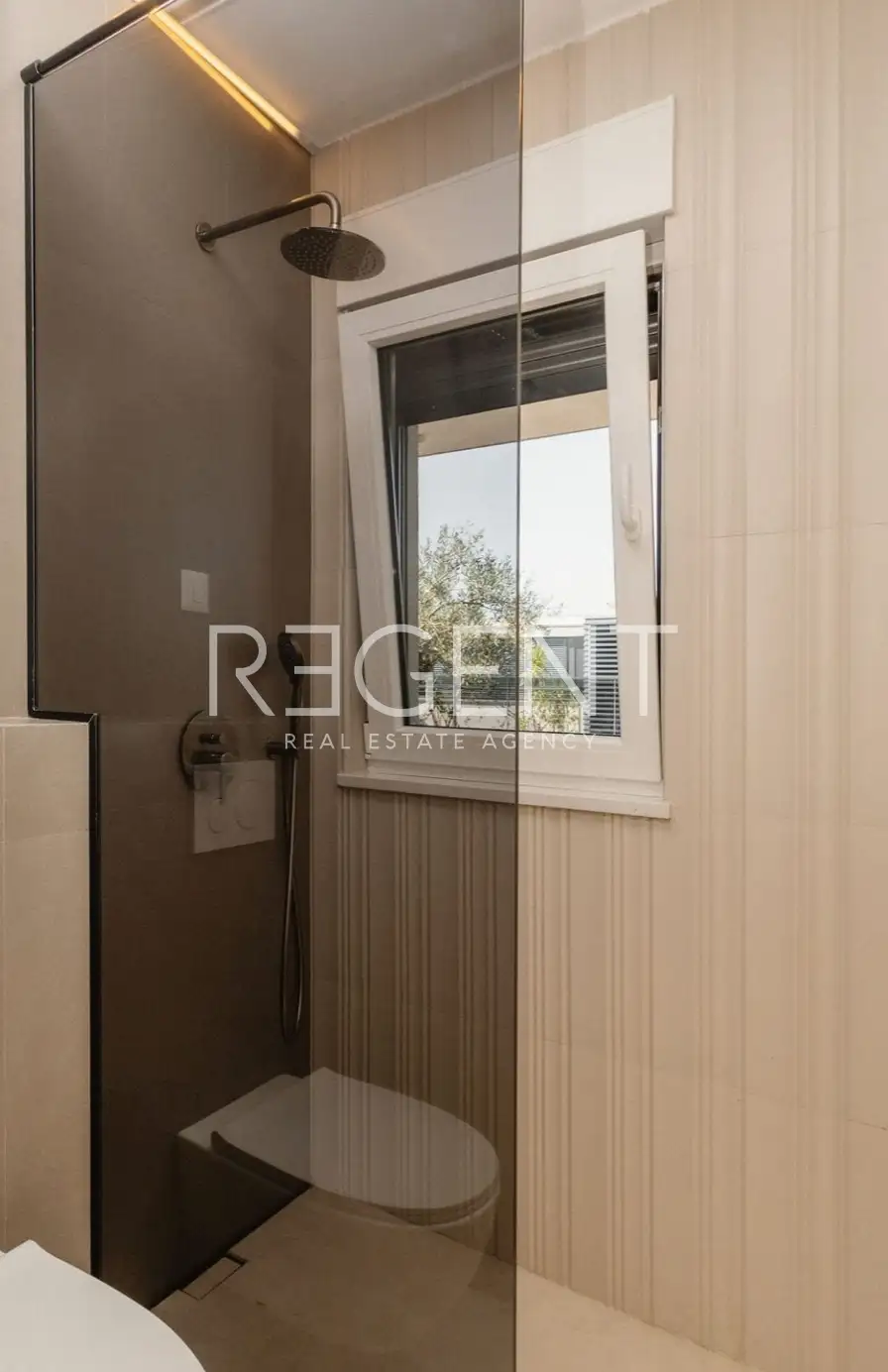 Split, Sirobuja - Trosobni penthouse sa bazenom