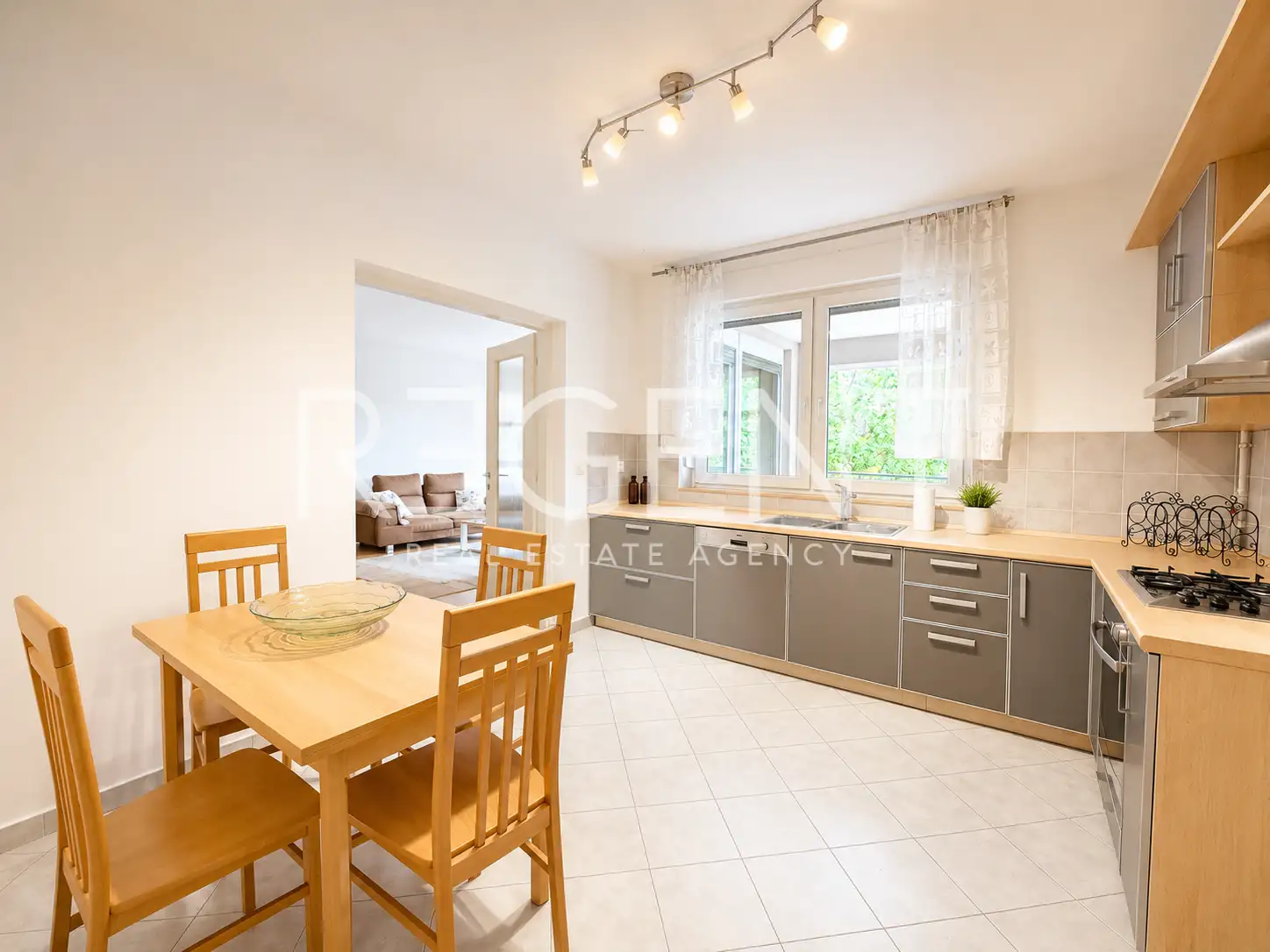 Stanovanje 145 m², center Zagreba — 2 terasi, parkirišče, opremljeno