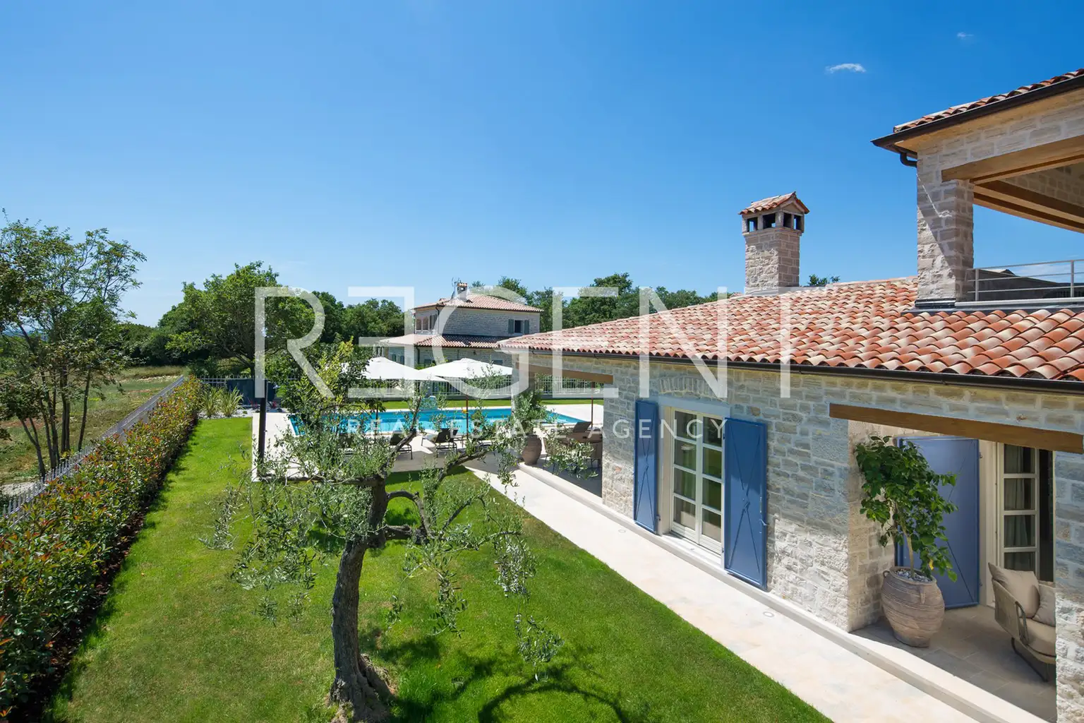 Istra, Poreč - Atraktivní kamenná vila s tenisovým kurtem a bazénem