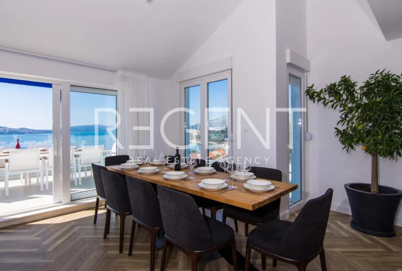 Trogir - Moderan, peterosobni penthouse s terasom i pogledom na more 185 m2
