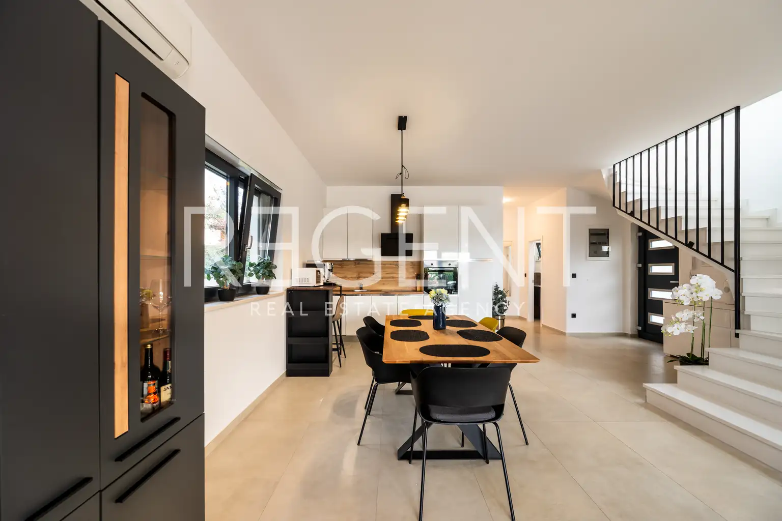 Poreč, okolica - vila 140m² s bazenom i jacuzzijem, useljiva