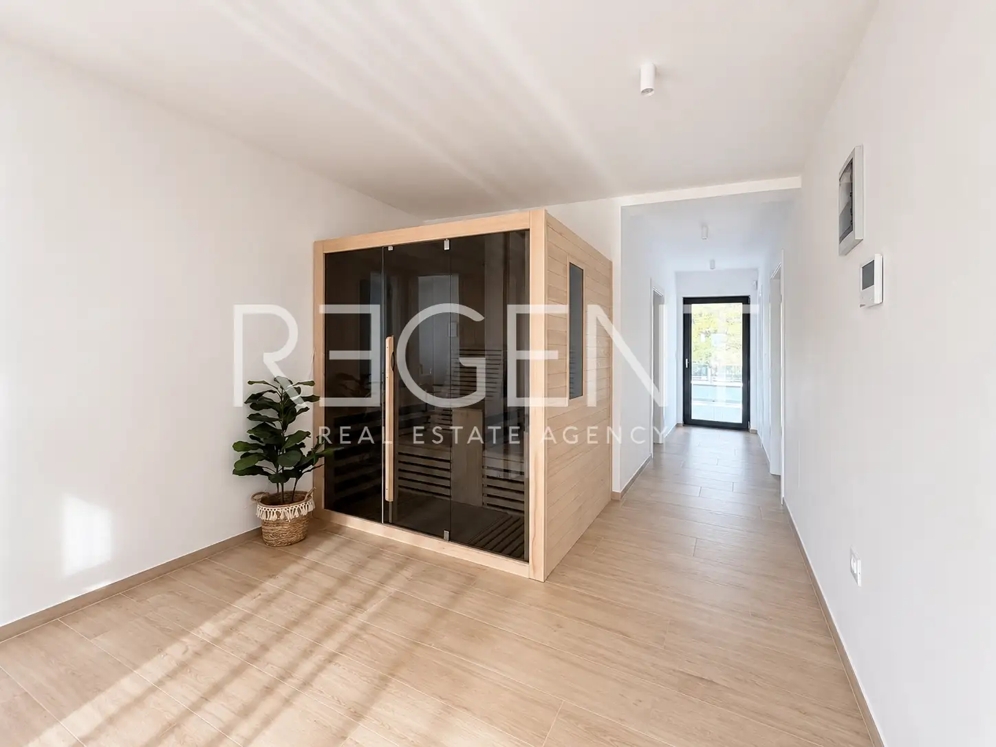 Vila 200 m², Pula — 3 spavaće sobe, grijani bazen, garaža, sauna