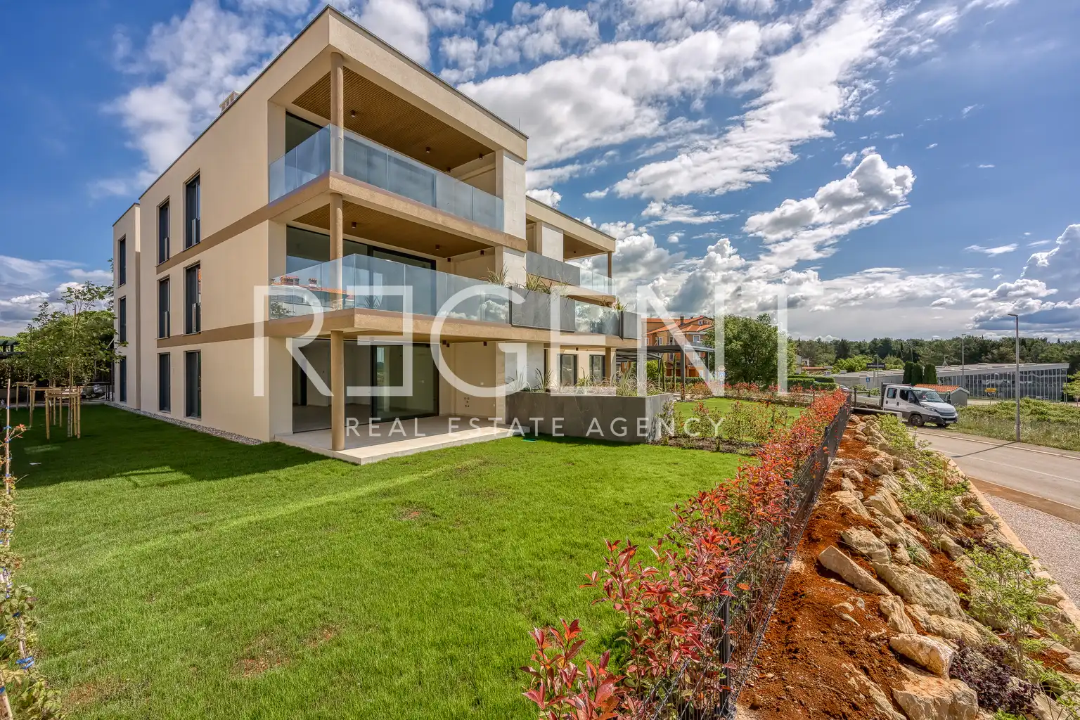 Istrie, Novigrad - Třípokojový apartmán v luxusním obytném komplexu 93 m2
