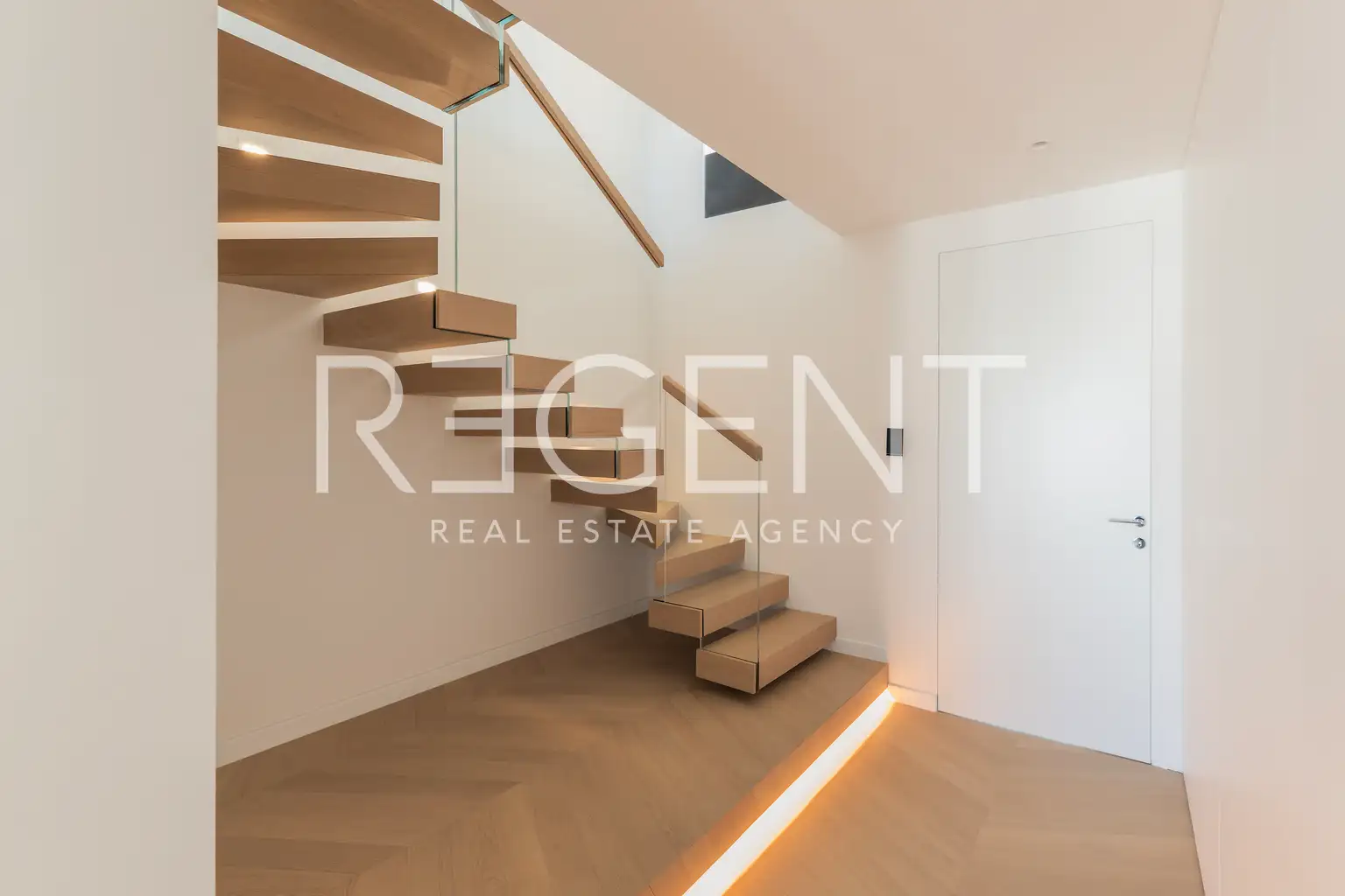 Zagreb, Nova cesta — četverosoban dvoetažni stan 164 m² s dvije garaže