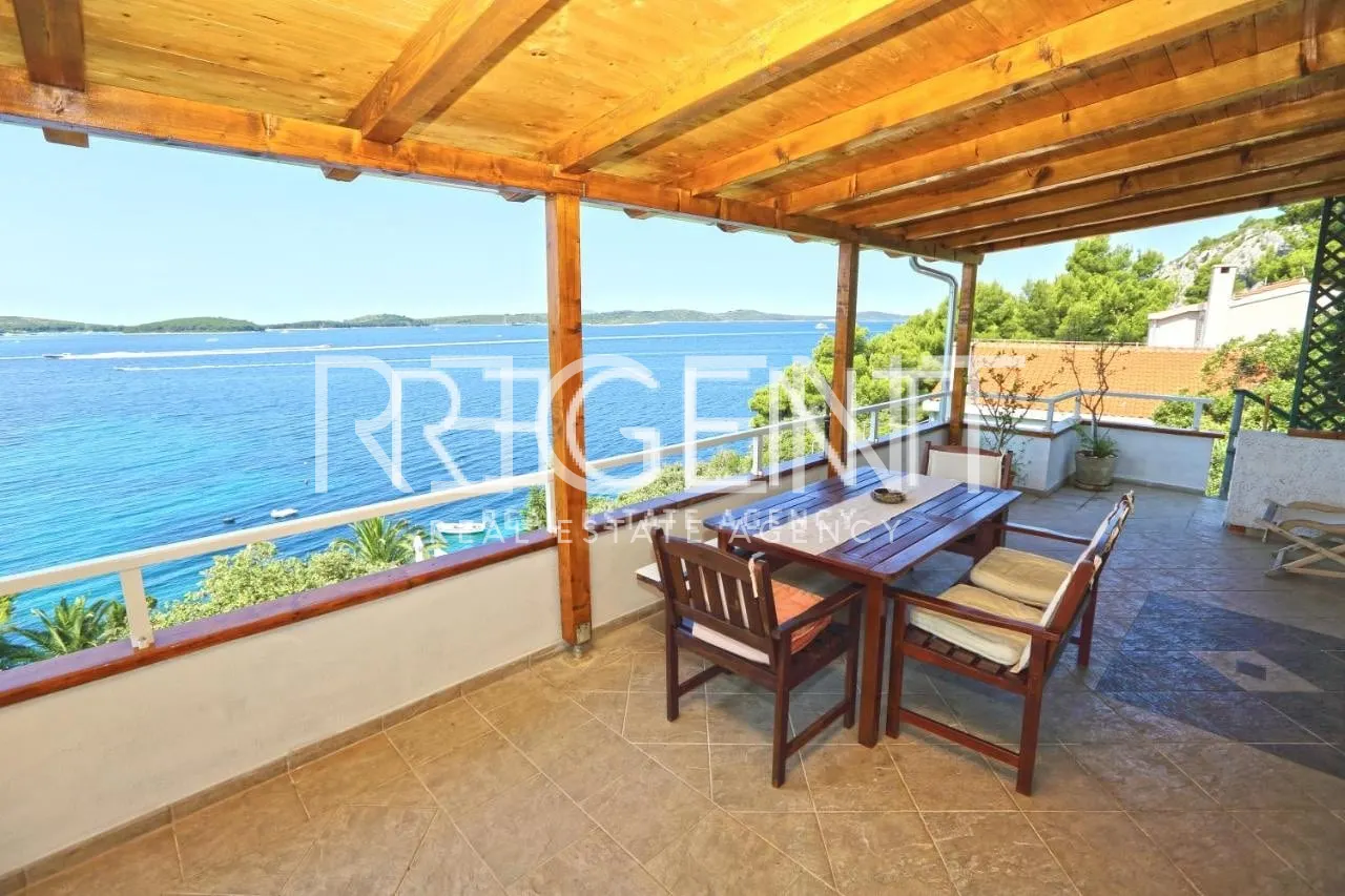 Hvar - Vila prvi red uz more