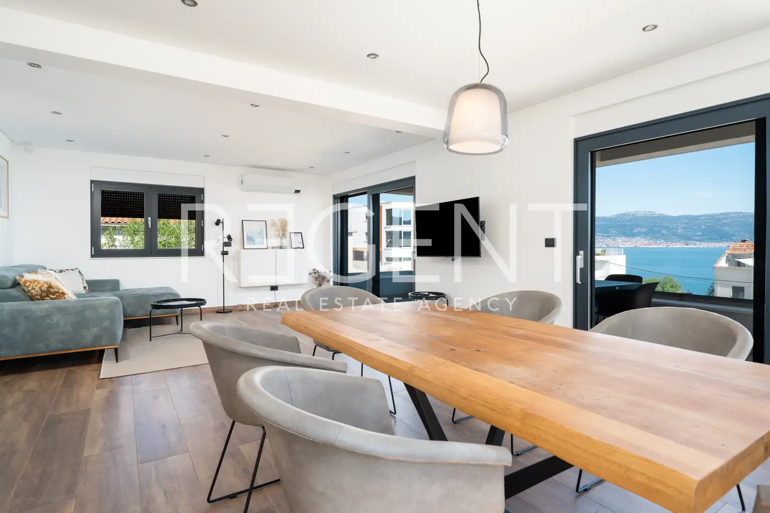 Trogir, Slatine - Zwei-Zimmer-Wohnung mit Terrassen und Meerblick