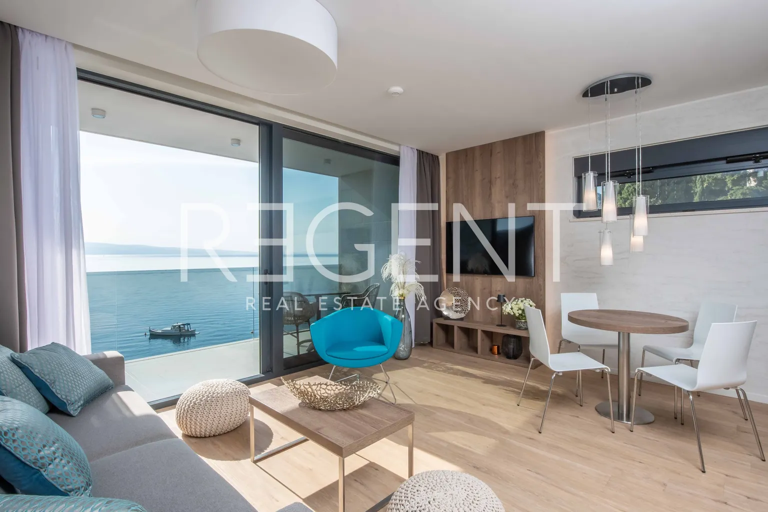 Omiš, Brzet - Two-room apartment with a pool by the sea 76m2
