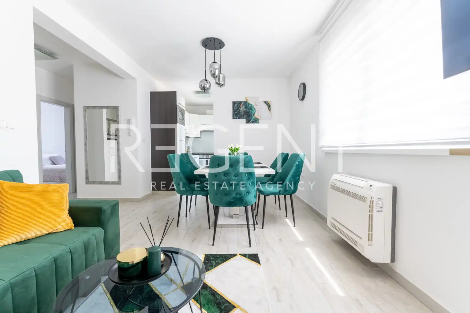 Trogir, Soline – Četverosoban stan s balkonom