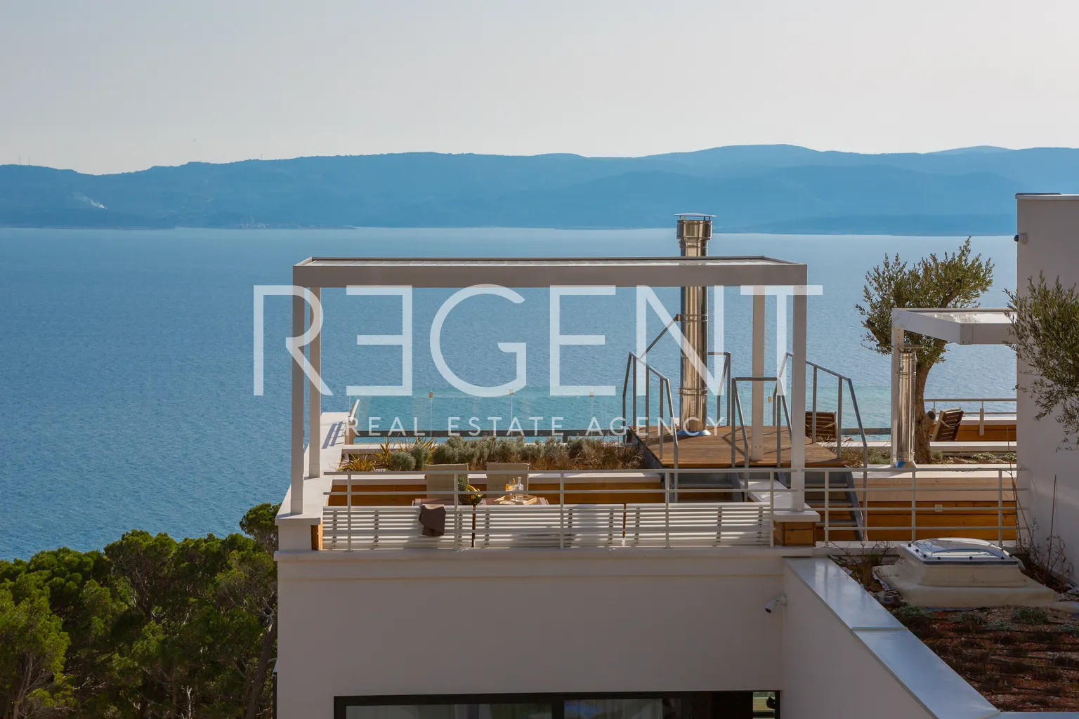 Omiš – Ekskluzivna vila s bazenom i panoramskim pogledom