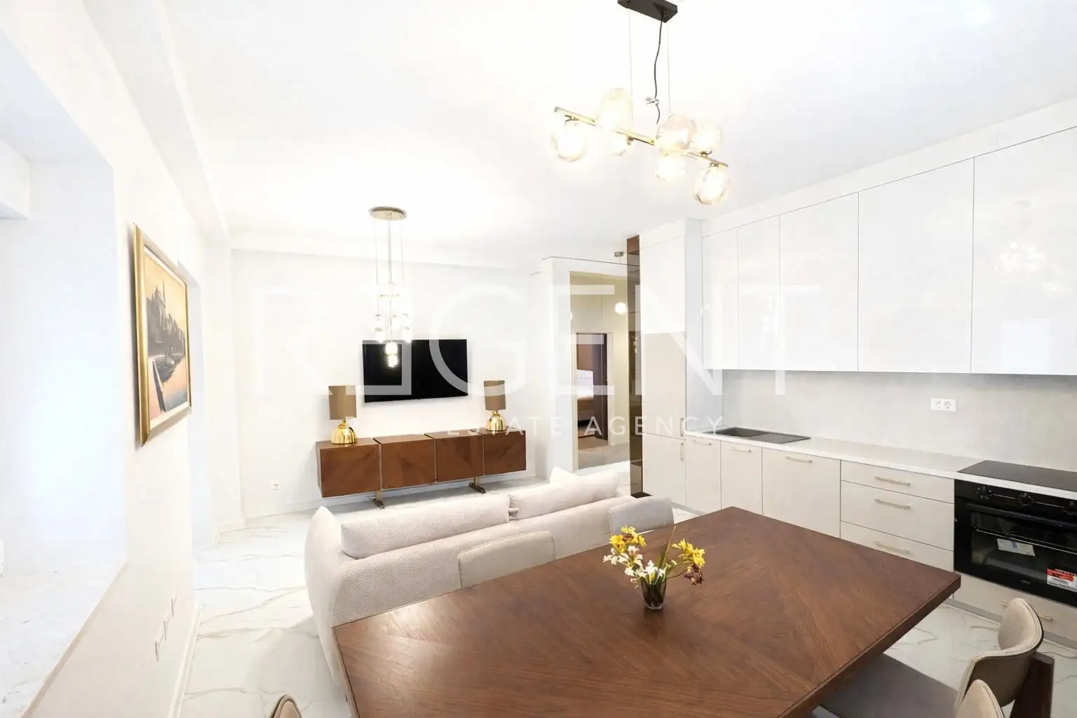 Podstrana - Dvosoban stan sa krovnom terasom i parking mjestom